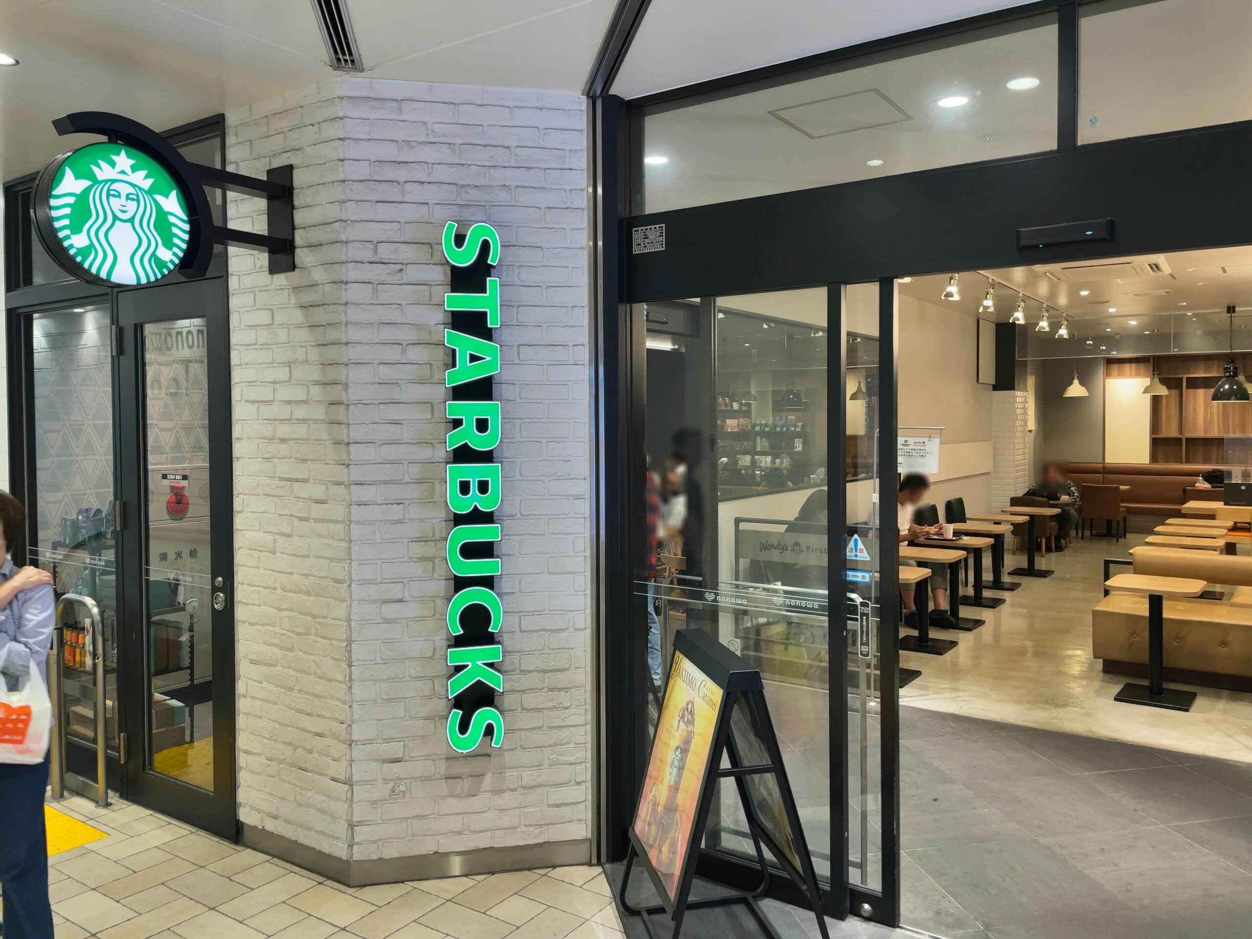 スタバnonowa西国分寺店は電源あり｜コンセント席と充電の情報